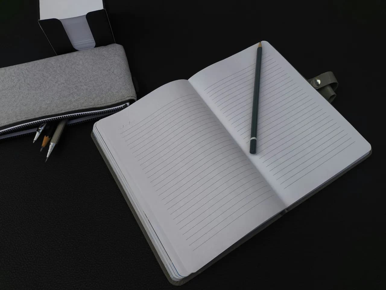 Zeszyt do fizyki w kratkę czy linie – co wybrać dla lepszych notatek?