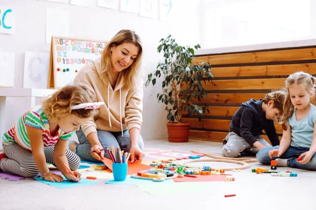 Ile wynosi etat pedagoga szkolnego? Sprawdź aktualne normy etatowe