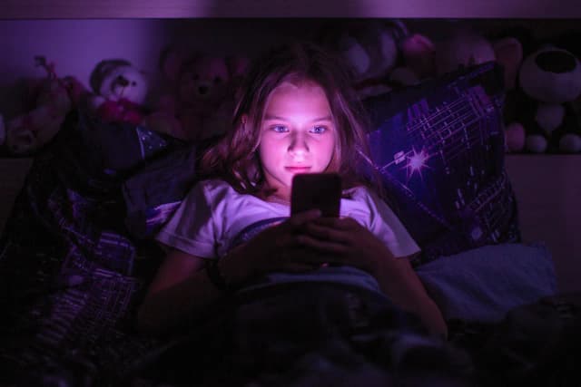 Jak rozpoznać dziecko uzależnione od telefonu: skuteczne metody pomocy