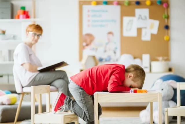 Odroczenie obowiązku szkolnego dla dziecka z autyzmem: Co trzeba wiedzieć