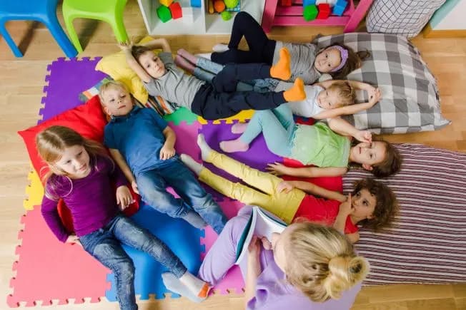 Jak zorganizować niezapomnianą noc w szkole: praktyczny poradnik dla szkół