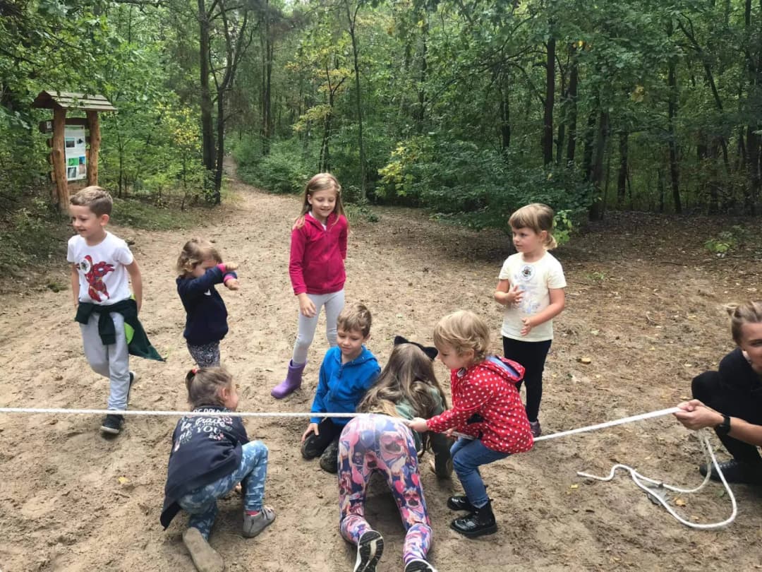 Najlepsze zabawy terenowe dla dzieci - pomysły na aktywne gry w plenerze